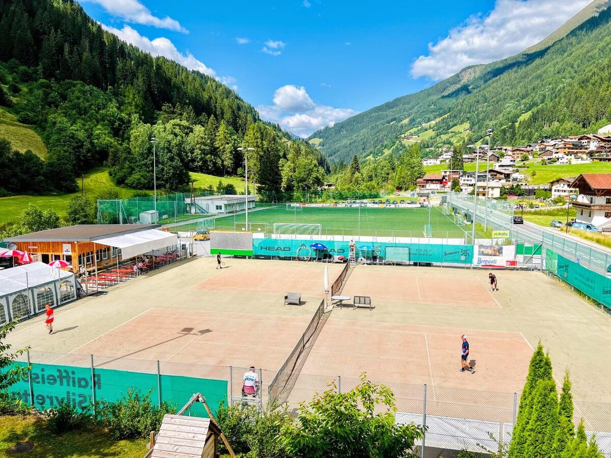 Tennisplatz Fu ballplatz